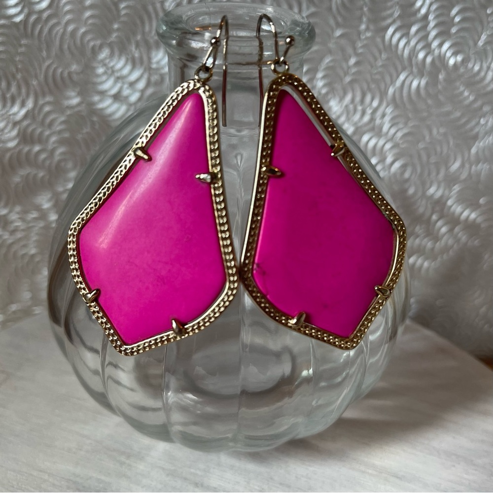 Kendra Scott Alexandra Gold Drop Earrings in Magenta Magnesite - Picture 1 of 4